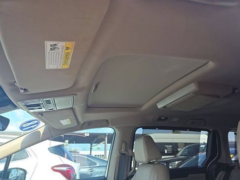 Used 2018 Honda Odyssey Elite image 6