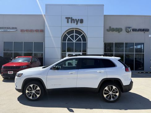 Used 2022 Jeep Cherokee Limited w/ Elite Package AWD/4WD image 38