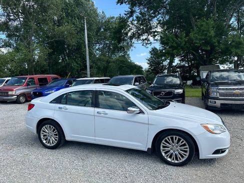 Used 2012 Chrysler 200 Limited FWD image 4