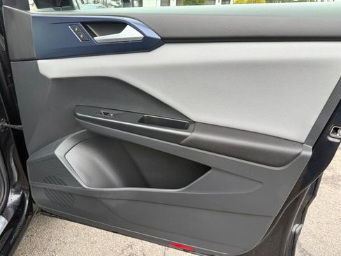 Used 2023 Volkswagen Taos SE w/ Panoramic Sunroof Package image 27