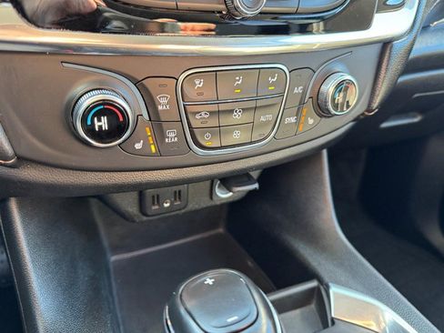 Used 2020 Chevrolet Traverse LT image 23