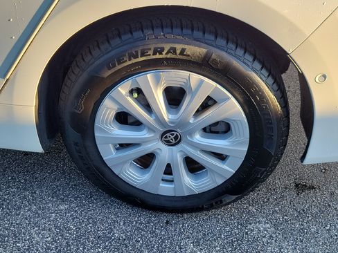 Used 2019 Toyota Prius LE image 8