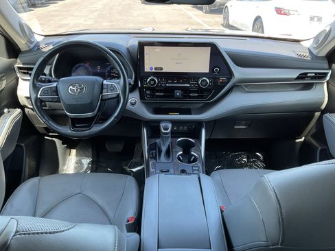Used 2023 Toyota Highlander Limited FWD image 17