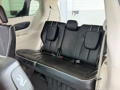 Used 2023 Chrysler Pacifica Limited FWD image 24