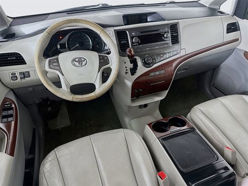 Used 2013 Toyota Sienna XLE image 29