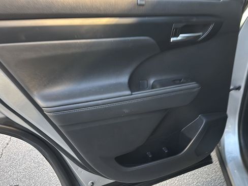Used 2021 Toyota Highlander XLE image 15