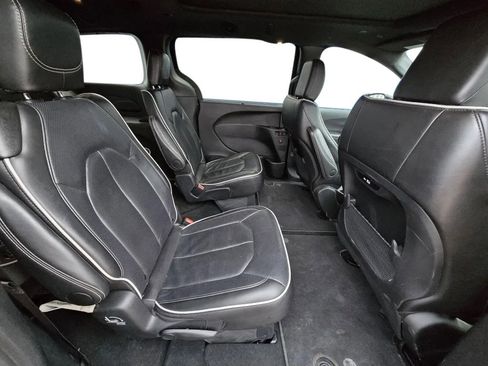 Used 2025 Chrysler Pacifica Limited image 28