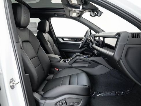 Certified 2025 Porsche Cayenne AWD/4WD image 22