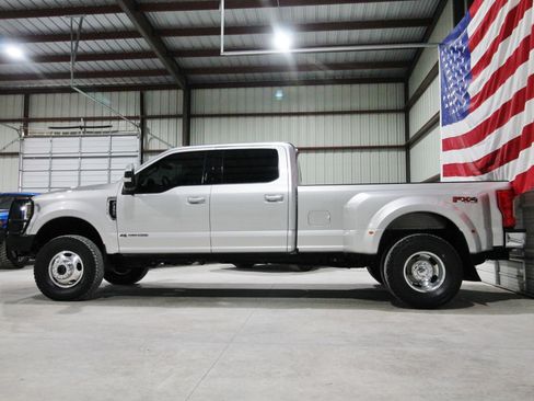 Used 2019 Ford F350 Lariat w/ Lariat Value Package image 6