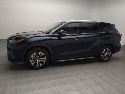 Used 2022 Toyota Highlander XLE image 2