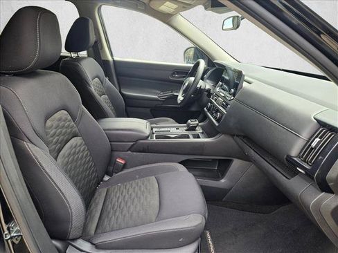 Used 2024 Nissan Pathfinder S image 18