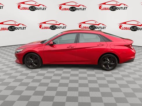 Used 2023 Hyundai Elantra SEL w/ Preferred Accessory Package FWD image 5