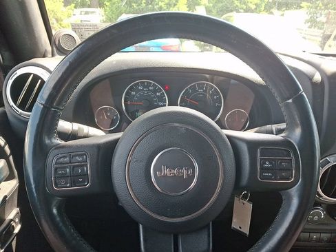 Used 2014 Jeep Wrangler Unlimited Sahara w/ Connectivity Group AWD/4WD image 18