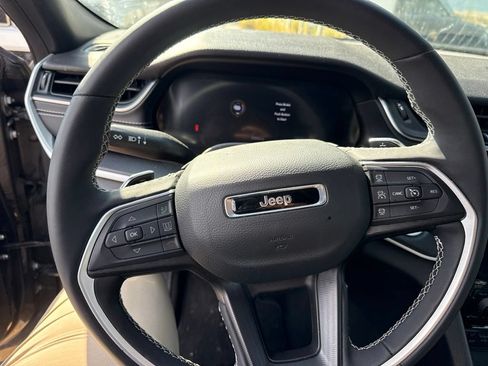 Used 2025 Jeep Grand Cherokee L Altitude AWD/4WD image 16