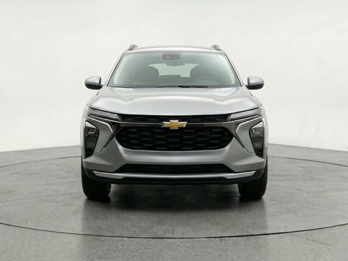 Used 2025 Chevrolet Trax LT FWD image 2