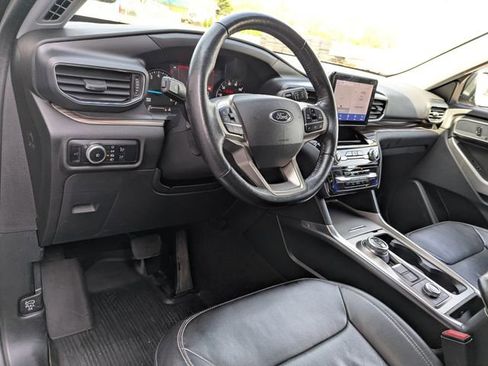 Used 2022 Ford Explorer Limited w/ Equipment Group 301A image 2