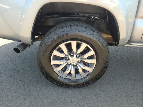 Used 2020 Toyota Tacoma Limited AWD/4WD image 11