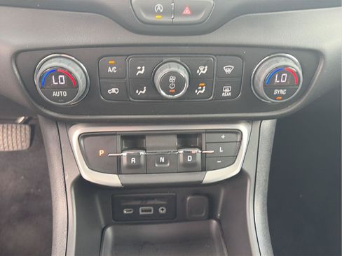 Used 2024 GMC Terrain SLT AWD/4WD image 30