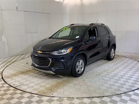 Used 2022 Chevrolet Trax LT w/ LT Convenience Package image 4