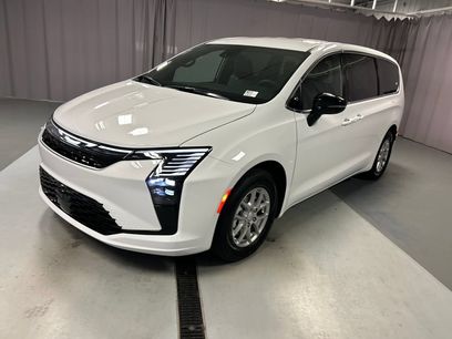 New 2027 Chrysler Pacifica Select w/ Family Tech Group