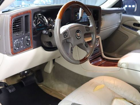 Used 2005 Cadillac Escalade ESV Platinum image 34