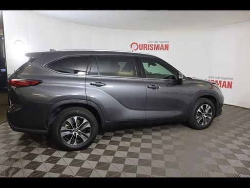 Used 2022 Toyota Highlander XLE image 11