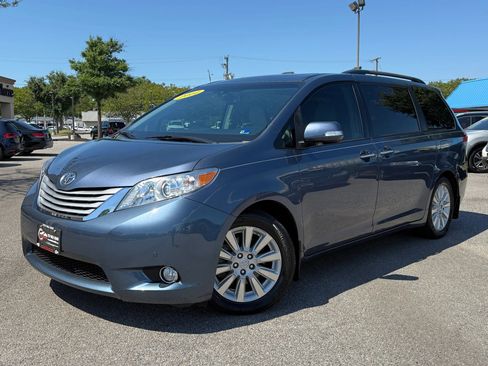 Used 2014 Toyota Sienna Limited w/ Limited Convenience Package FWD image 2