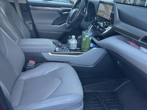 Used 2024 Toyota Highlander Limited image 5