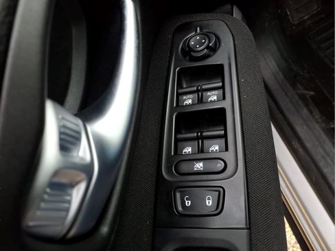 Used 2019 Jeep Renegade Latitude w/ Cold Weather Group AWD/4WD image 17