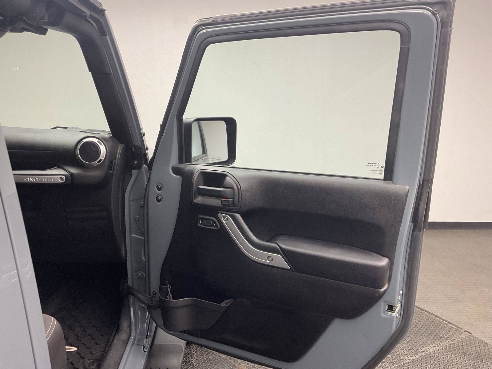 Used 2015 Jeep Wrangler Unlimited Sahara AWD/4WD image 18