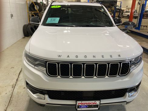 Used 2023 Jeep Wagoneer Series III w/ Premium Group I AWD/4WD image 2