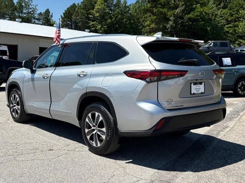Used 2021 Toyota Highlander XLE AWD/4WD image 7