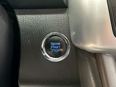 Used 2019 Toyota Highlander XLE w/ Carpet Mat Package (TMS) AWD/4WD image 11