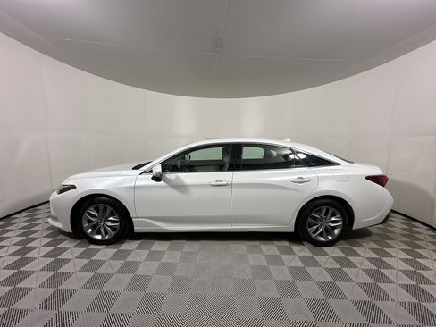 Used 2020 Toyota Avalon XLE w/ Moonroof Package image 4