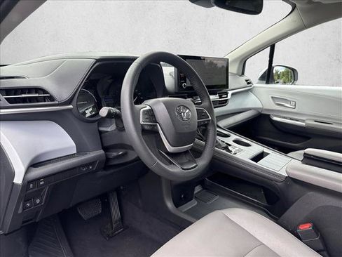 Certified 2026 Toyota Sienna XLE FWD image 9