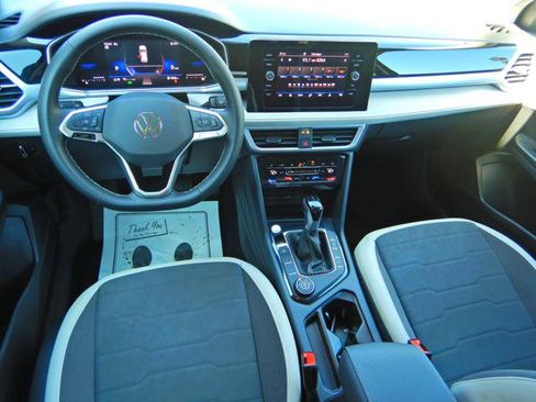 Used 2025 Volkswagen Taos SE image 2
