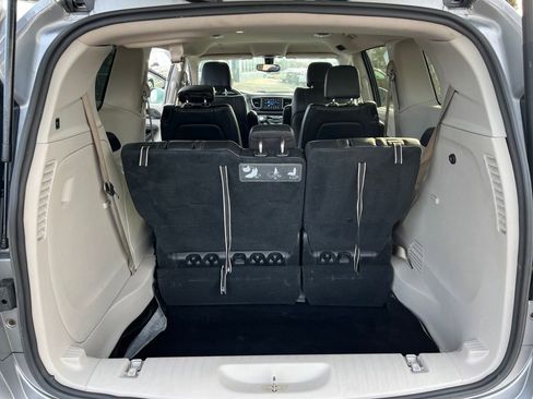 Used 2020 Chrysler Pacifica Touring-L image 19