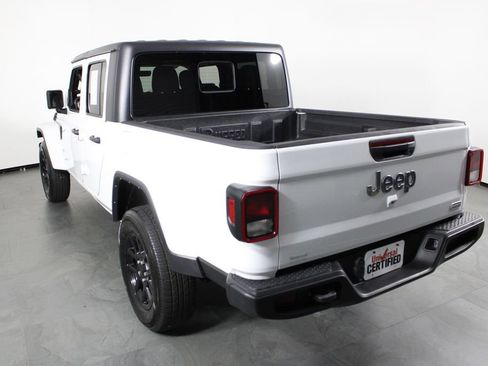 Used 2023 Jeep Gladiator Overland image 3