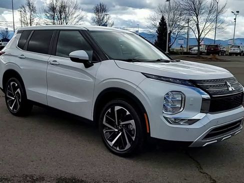 Used 2024 Mitsubishi Outlander SE image 2