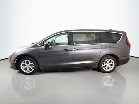 Used 2017 Chrysler Pacifica Touring Plus w/ Tire & Wheel Group FWD image 4