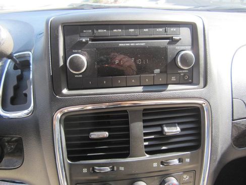 Used 2013 Dodge Grand Caravan SE image 30