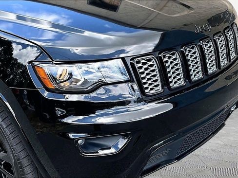Used 2018 Jeep Grand Cherokee Altitude RWD image 30