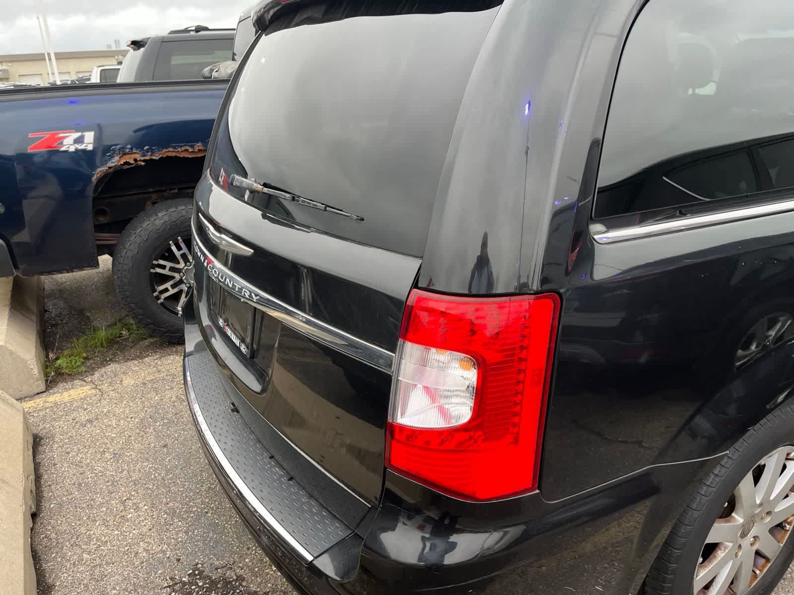 Used 2013 Chrysler Town & Country Touring FWD image 12