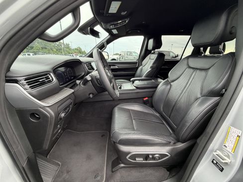Used 2024 Jeep Wagoneer L Series II w/ Flexible Seating Group AWD/4WD image 9