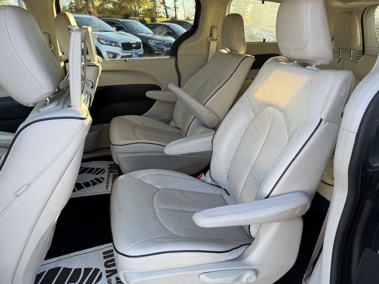 Used 2018 Chrysler Pacifica Limited w/ Advanced Safetytec Group FWD image 17