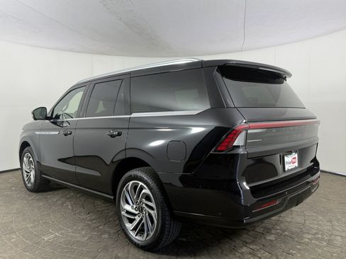 Used 2025 Lincoln Navigator Reserve AWD/4WD image 5