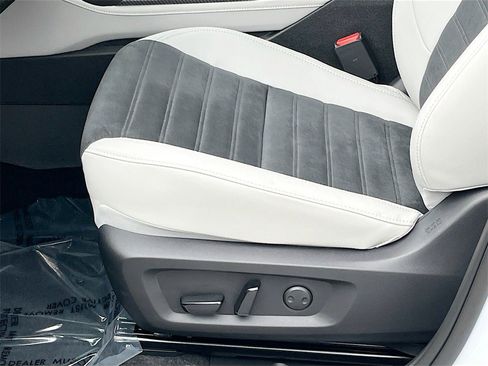 New 2025 Mitsubishi Outlander SE image 20