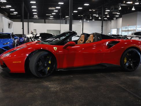 Used 2019 Ferrari 488 Spider RWD image 9