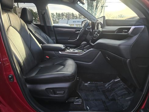 Used 2023 Toyota Highlander Limited image 11