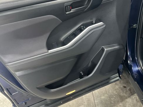 Used 2025 Toyota Highlander LE FWD image 15